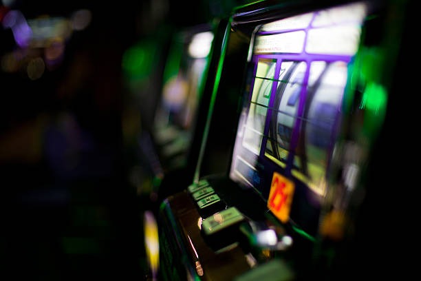 Dealer managing live roulette with Ekor Number options
